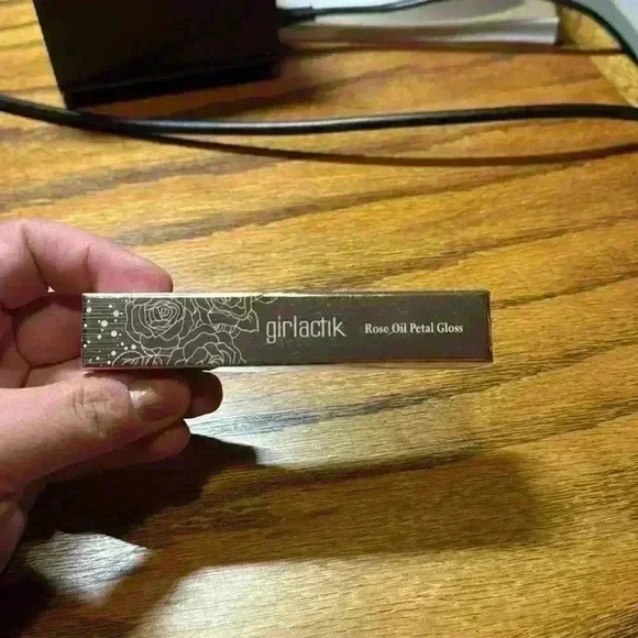 girlactik Rose Oil Petal Gloss - Picture 1 of 2